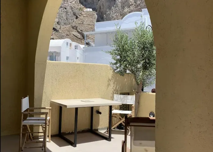 Rembelos Santorini Perissa (Santorini)