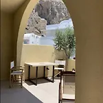 Rembelos Santorini Περίσσα